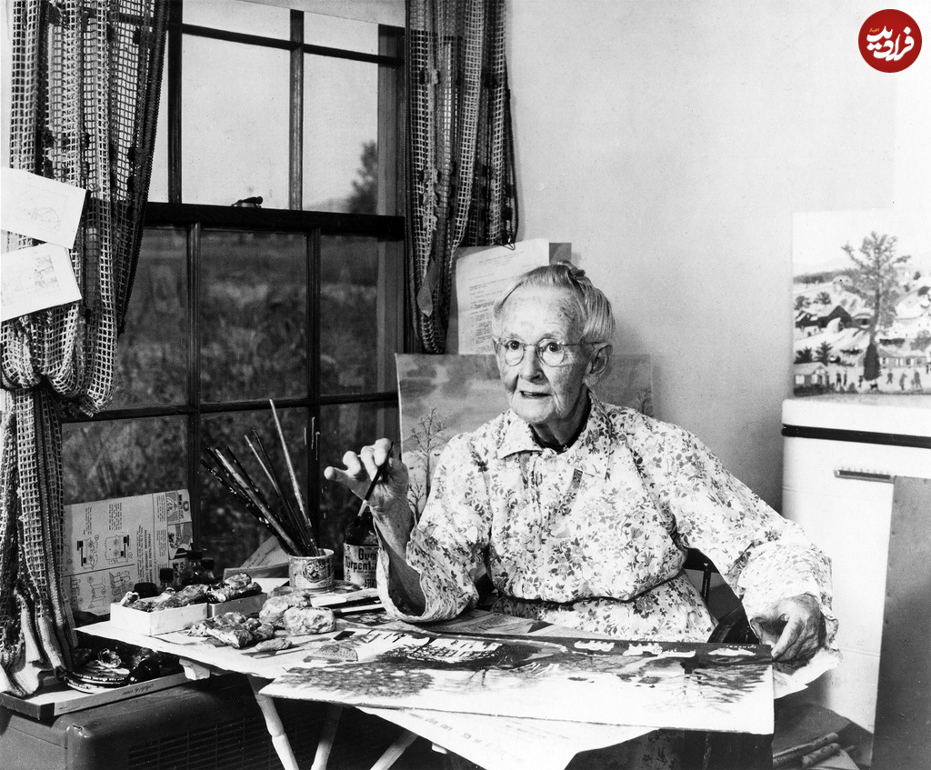 (تصاویر) 10 مرد و زن مسنی که بعد از 60 سالگی به شهرت و موفقیت رسیدند 1952GMPaintingInRoomBehindKitchen-IforThomas-FORBLOG