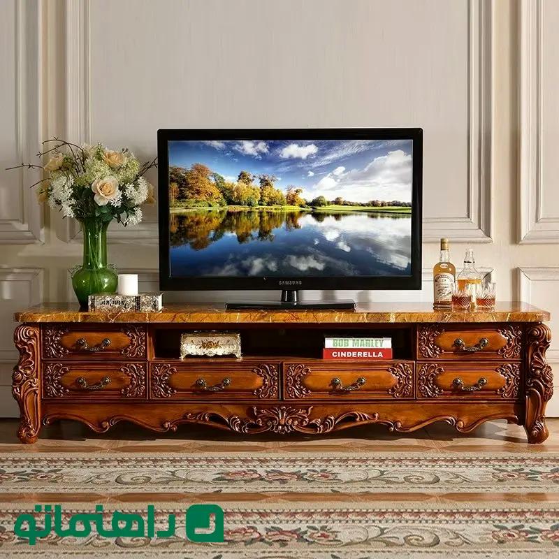 ترندهای دکوراسیون ۲۰۲۵؛ دیوار پشت تلویزیون را خاصتر کنید! میز+تلویزیون+چوبی+کلاسیک.webp