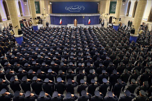 نباید با آمریکا مذاکره کرد/تهدیدمان بکنند، تهدیدشان میکنیم