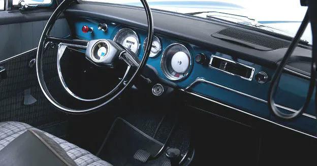( تصاویر) تاریخچه پر فراز و نشیب «بی ام دبلیو»؛ از تولید موتور هواپیما تا خودروهای لوکس BMW-1500-B-1962-1977-Interior_11zon.webp