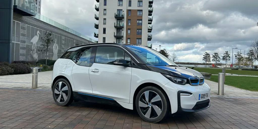 ( تصاویر) تاریخچه پر فراز و نشیب «بی ام دبلیو»؛ از تولید موتور هواپیما تا خودروهای لوکس BMW-i3-feature-image-1024x512_11zon.webp