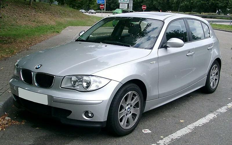 ( تصاویر) تاریخچه پر فراز و نشیب «بی ام دبلیو»؛ از تولید موتور هواپیما تا خودروهای لوکس BMW_E87_front_20080719_11zon.webp