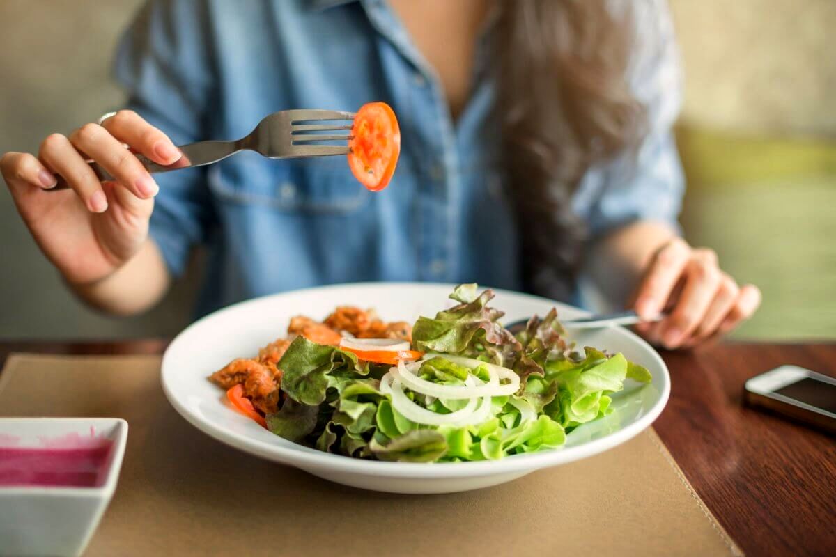 چرا بعد از غذا خوردن باز هم گرسنه میشویم؟