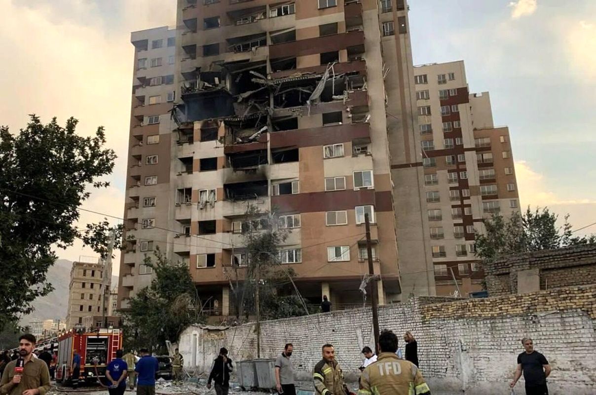 آواربرداری در تهران؛ سه نفر زنده پیدا شدند