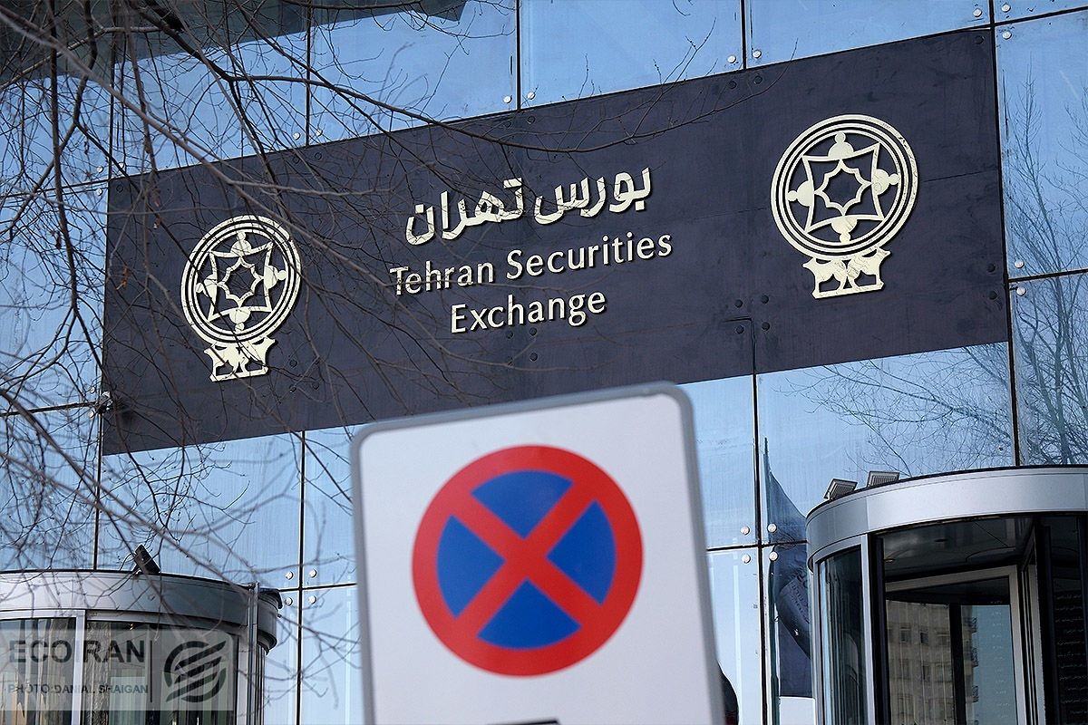 لباس قرمز بر تن بورس