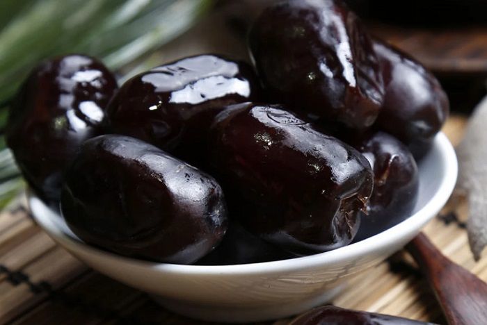 خرما یا موز؛ انتخاب بهترین میانوعده برای کنترل قند خون