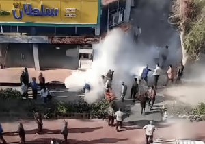 خودسوزی وحشتناک یک دانشجو در درگیری با ماموران شهرداری در اهواز + فیلم (۱۵+)