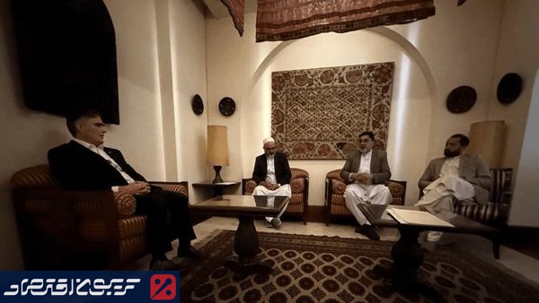 عکس جنجالی فرزین با صرافان افغانستانی خبرساز شد/ واکنش بانک مرکزی +عکس
