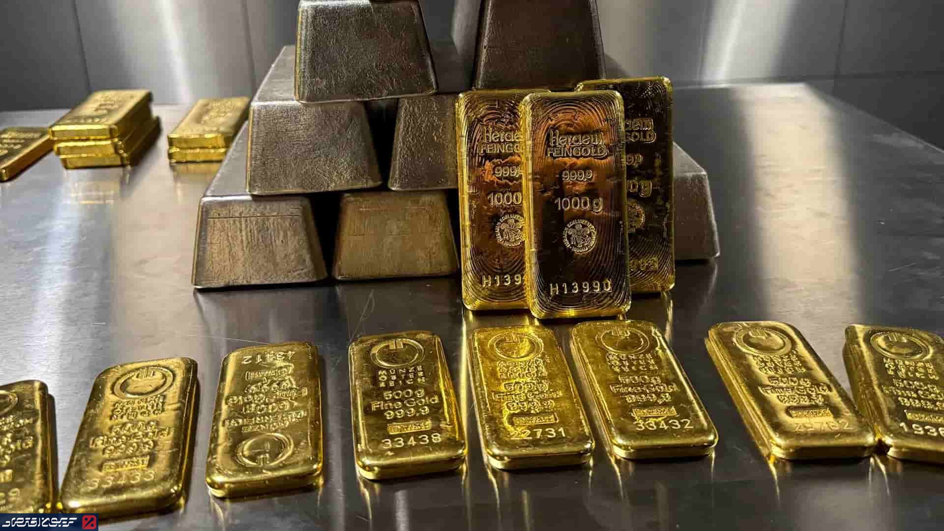 تحلیل ساختار قیمتگذاری طلا؛ از مظنه تا نرخ آنلاین گرم ۱۸ عیار چند قطعه طلای آبشده و شمش روی یک میز فلزی چیده شدهاند